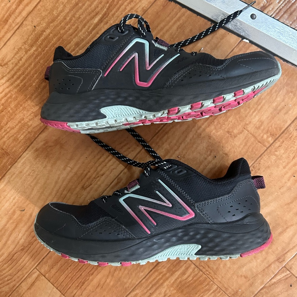 New Balance T410 Trail Running Shoes Womens Sz 8 WT410LC8 Black Pink Blue